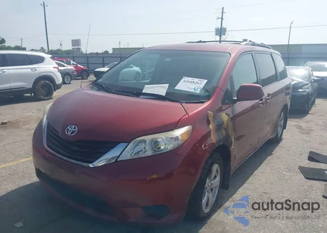 2012 Toyota Sienna Le z USA, uszkodzony, nr VIN 5TDKK3DC0CS194135